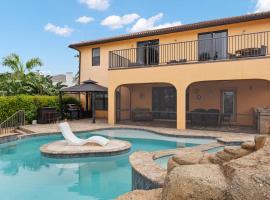 Stunning Waterfront Villa in Cape Coral with Lagoon Style Pool Spa and Boat Lift, haustierfreundliches Hotel in Cape Coral