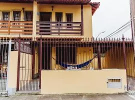 Casa a 300 metros da praia do Centro - WIFI 200MB - TV Smart - 2 Quartos - Cozinha equipada - Churrasqueira - Pet friendly - Quintal