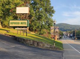 Hopwood Motel, hotel con estacionamiento en Uniontown