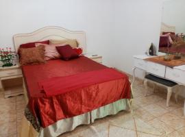 Habitación cómoda tranquila segura ventilada con vista al jardín, hotel in San Miguel