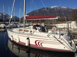 Barca a vela sul lago Maggiore, hotel a prop de Lido di Locarno, a Locarno