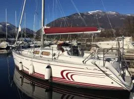 Barca a vela sul lago Maggiore