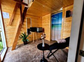 Tiny house with kitchen equipped with essentials near at the Volcano Park, villa in Pahoa
