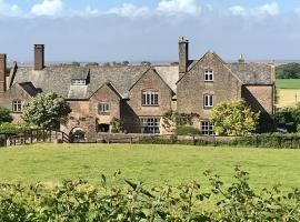 Magnificent Farmhouse، فندق في Withycombe