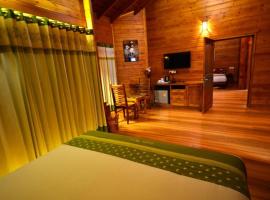 Room in Guest room - LakeRose Wayanad Resort - Water Front Grandeur, къща за гости в Калпата