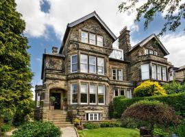 Central Harrogate townhouse apartment with parking, hotel in Harrogate