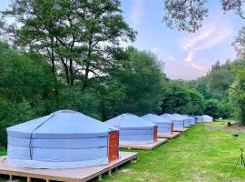 Mongolian Yurt Camp，施特恩貝克的有停車位的飯店