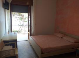 Room in BB - Spacious double room by the sea, hostal o pensió a Pineto