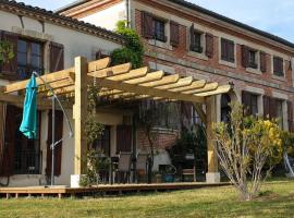 Maison de charme au coeur du Sud Ouest, hotel barato en Laplume