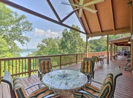 Custom Cabin with 12 Acres on Dale Hollow Lake!, hotel med parkering i Celina