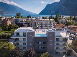 Aris Apartments & Sky Pool - TonelliHotels, hotel vicino alla spiaggia a Riva del Garda