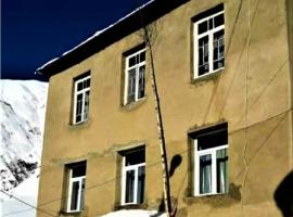 Guesthouse ZAMO, hotelli kohteessa Ušguli