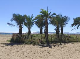 chambres bleues côté plage et aéroport climatisées et parking gratuit, hotel v destinaci Hyères