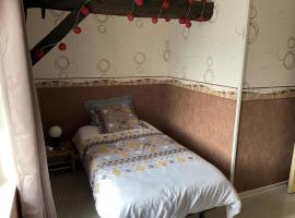 Chambre simple avec WiFi châtellerault, budgethotell i Châtellerault