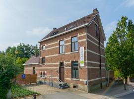 Het Dorpshuys - vakantiewoning tot 12 personen, holiday rental in Maaseik