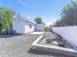 Lovely 1-Bed Cottage in Kelty with Hot Tub、Keltyのホテル