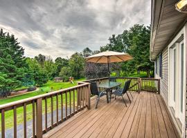 Family-Friendly Coatesville House with Fire Pit, hotel con estacionamiento en Coatesville