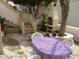 Apartments Luca - with nice courtyard, hotell i Povljana