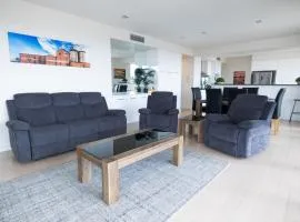 Enjoy Penthouse Living in the CBD! Sleeps 8