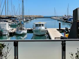 Mariner's Cove ~ Luxe Waterfront Apartment, hotel med parkering i Mindarie