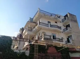 Varuna Palace Near Mandir & Ghat's