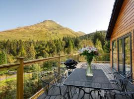 Stunning 5 star chalet with loch views, hotel in Crianlarich