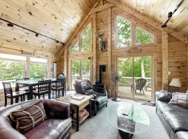 Lucky Lakefront Log Cabin, hotel in Kokadjo