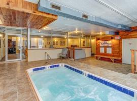 Cozy Mountainside Condo, hotel with hot tubs in Waitsfield