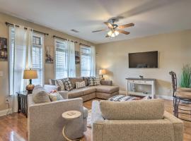 Macon Townhome with Patio, 5 Miles to Downtown!, hotel in Macon