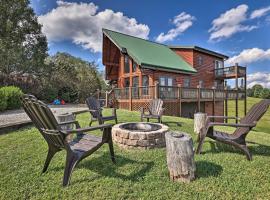 Piney Creek Mountain-View Cabin with Wraparound Deck, מלון בPiney Creek