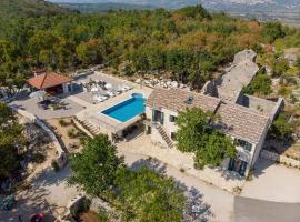 Villa Lugareva with 52 sqm private pool, 4 bedrooms, 4 bathrooms, summer kitchen, traditional environment, playground, hotel con parking en Makarska