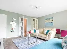 Surbiton modern 2 bedroom flat with parking