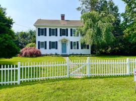 1860's Colonial House Near Downtown and Beaches!, hotel din Madison