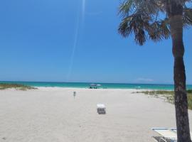 Beach Front One Bedroom Condo Paradise. Ground Floor., hotel com estacionamento em Longboat Key