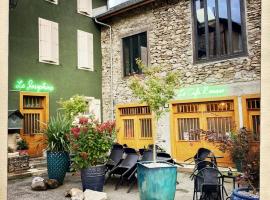 Le Josephine, pet-friendly hotel in Siguer