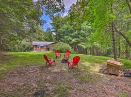 Peaceful Roaring Gap Retreat with Fire Pit and Patio!, cottage in Roaring Gap
