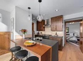 Gorgeous Views! Two large Patios, Jacuzzi, Indoor Outdoor Fireplace