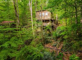 The TreeHouse - Rocking Chair Deck with Hot Tub below, Walking Distance to Downtown Helen, Sleeps 5, hotel con jacuzzi en Helen