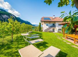 Haus Stolz, bed & breakfast σε Appiano sulla Strada del Vino