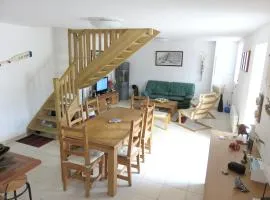 Maison confortable à Ploëzal avec jardin et terrasse