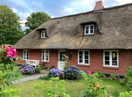 Nordsee-Traum unter Reet, holiday home in Almdorf
