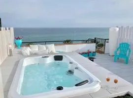 Beachfront Penthouse - Heated Jacuzzi, BBQ & Bikes