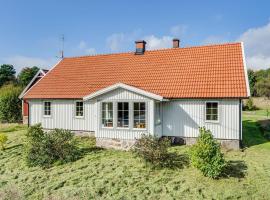 Spacious and newly renovated farmhouse with indoor pool, holiday home in Knäred