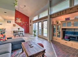 Sunny Pagosa Springs Escape with Deck and Views!，帕戈薩斯普林斯的公寓