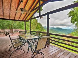 Cozy Cullowhee Cabin with Breathtaking Views!, hotell i Glenville