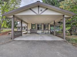 Cozy Cottage on Flower Farm with Baker Creek Views!, hotel with parking in McMinnville