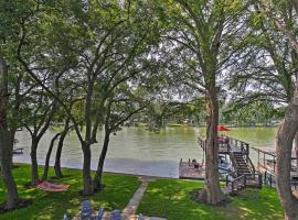 Guadalupe River Retreat with Private Yard, cheap hotel in Seguin