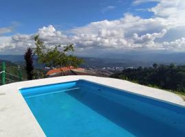 Hermosa finca con vista a la ciudad a 20 min de Bucaramanga, cottage in Bucaramanga