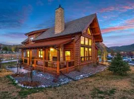 The Bear's Getaway - Jacuzzi, Indoor/Outdoor Fireplace, Fantastic Location!