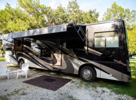 River Safaris New Class A Motorcoach Homosassa with River Accessibility, hotel cerca de Homosassa Springs Wildlife State Park, Homosassa